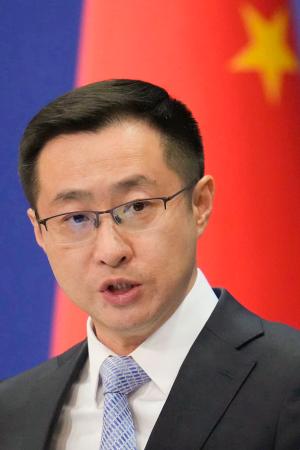 　記者会見する中国外務省の林剣副報道局長＝５日、北京（共同）