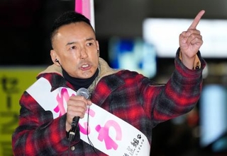 　衆院選公示後初となる街頭演説に臨んだれいわ新選組の山本代表＝５日夜、東京・池袋