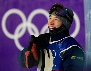 　男子ビッグエア予選　３回目を終え笑顔の木村葵来＝リビーニョ（共同）