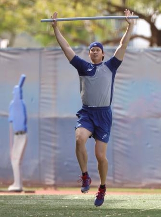 　ウオーミングアップするドジャース・大谷＝グレンデール（共同）