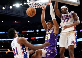 　セブンティシクサーズ戦でダンクシュートを決める八村（中央）＝ロサンゼルス（ＡＰ＝共同）