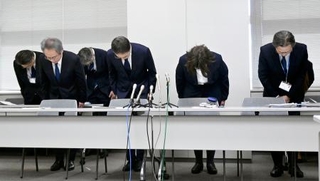 　記者会見で謝罪する千葉県がんセンターの加藤厚病院長（右から３人目）ら＝６日午後、千葉市