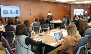 　「国際女性デー企画　フューチャーセッション」で、昭和女子大客員教授の白河桃子さんの基調講演を聴く参加者ら＝６日、東京都港区