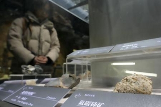 　北京市内の博物館で展示されているレアアース（希土類）が含まれた鉱物＝１月（共同）