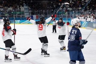 　日本-フランス　第３ピリオド、勝ち越しゴールを決め喜ぶ伊藤（１９）＝ミラノ（共同）