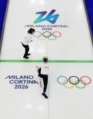 　スウェーデン戦でストーンを投じる英国組＝６日、コルティナダンペッツォ（ロイター＝共同）