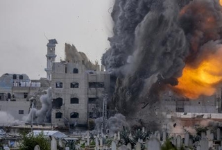 　イスラエル軍が攻撃した建物＝６日、ガザ市（ゲッティ＝共同）