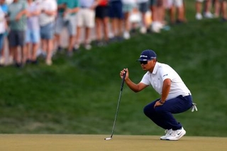 　ラインを読む久常涼＝６日、米アリゾナ州スコッツデール（ゲッティ＝共同）