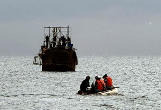 　「長生炭鉱」の潜水調査中に体調不良となったダイバーの救出に向かう消防隊員ら＝７日午後０時２８分、山口県宇部市