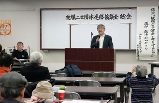 　総会であいさつする「全国被爆二世団体連絡協議会」の崎山昇会長＝７日午後、広島市