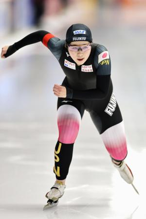 　スピードスケートＷ杯最終戦の女子３０００メートルを滑る堀川桃香＝１月、インツェル（共同）