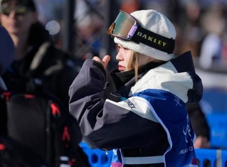 　女子スロープスタイル予選を棄権し、引き揚げる近藤心音＝リビーニョ（共同）