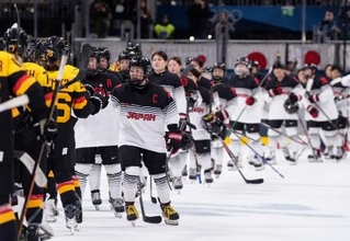 　ドイツに敗れ、健闘をたたえ合う小池（先頭）ら日本の選手たち＝ミラノ（共同）