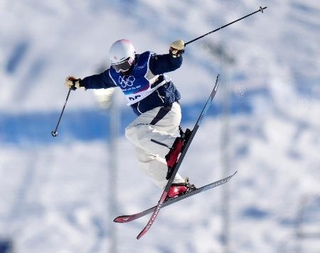 　女子スロープスタイル予選　ジャンプする古賀結那＝リビーニョ（共同）