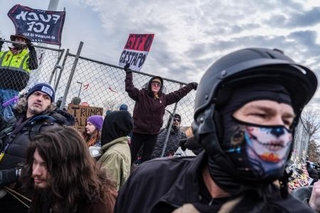 　米移民・税関捜査局（ＩＣＥ）の強硬な取り締まりに抗議する人々＝７日、ミネアポリス（ＡＰ＝共同）