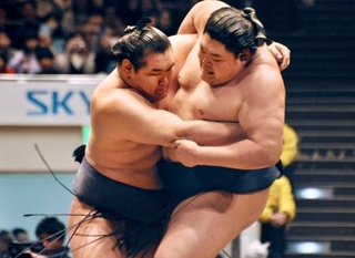　決勝で阿炎（右）を下した豊昇龍＝両国国技館