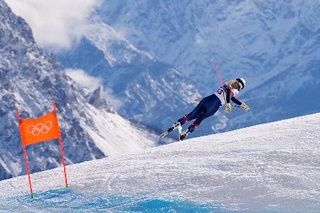 　女子滑降　転倒するリンゼイ・ボン＝コルティナダンペッツォ（ＡＰ＝共同）