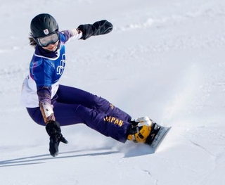 　女子パラレル大回転準々決勝　滑走する三木つばき＝リビーニョ（共同）