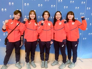 　合宿地のスイスからイタリア入りした、カーリング女子日本代表の（左から）小野寺、小林、吉村、近江谷、小谷＝８日（共同）