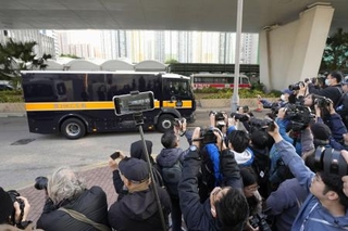 　裁判所に入る黎智英氏を乗せたとみられる車両＝９日、香港（共同）