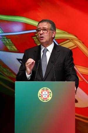 　ポルトガル大統領選の決選投票を受け、スピーチする社会党候補のセグーロ元書記長＝８日、カルダスダライーニャ（ロイター＝共同）