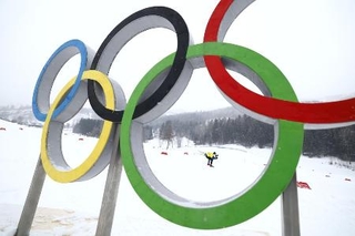 　ミラノ・コルティナ冬季五輪のノルディックスキー距離などが行われるイタリア・テーゼロの会場に設置された五輪マーク＝４日