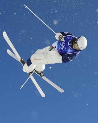 　男子モーグルの公式練習で調整する堀島行真＝リビーニョ（共同）