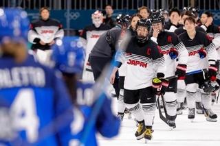 　イタリアに敗れ、肩を落とす小池（先頭）ら日本＝ミラノ（共同）