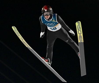 　男子個人ノーマルヒル　二階堂蓮の１回目の飛躍＝プレダッツォ（共同）