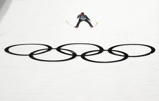 　男子個人ノーマルヒルで銅メダルを獲得した二階堂蓮の２回目の飛躍＝プレダッツォ（共同）