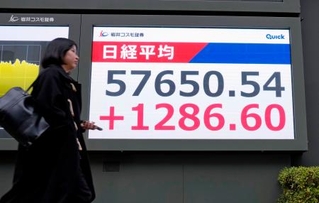 　日経平均株価の終値を示すモニター。最高値を更新し、初めて５万７０００円を突破した＝１０日午後、東京都中央区