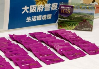 　大阪府警が押収したサプリメント「瞬芽ブドウ種子ｉＧＳ」＝１０日午後、府警本部