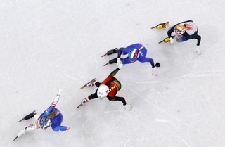 　女子５００メートル予選　滑走する金井莉佳（上）＝ミラノ（共同）