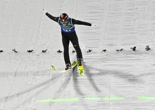 　混合団体　２回目の飛躍で着地を決める二階堂蓮＝プレダッツォ（共同）