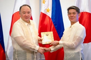 　マニラで開かれた沿岸監視レーダー５基の引き渡し式典で握手するフィリピンのテオドロ国防相（左）と遠藤和也大使＝１１日（共同）