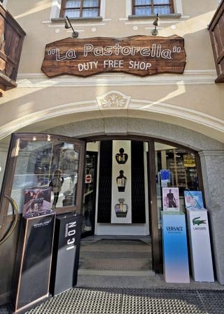 　イタリア・リビーニョの「ＤＵＴＹ　ＦＲＥＥ」と表示された店の看板＝２日（共同）