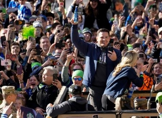 　スーパーボウルの優勝パレードでファンの歓声に応えるシーホークスのマクドナルド監督＝１１日、シアトル（ＡＰ＝共同）