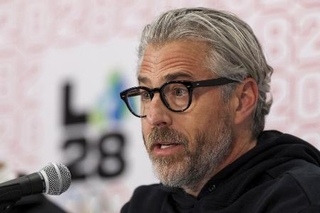 　昨年６月、記者会見する２０２８年ロサンゼルス五輪大会組織委のワッサーマン会長＝米ロサンゼルス（ロイター＝共同）