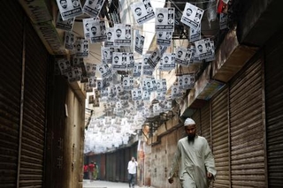 　バングラデシュの総選挙を前に掲げられたポスター＝１１日、ダッカ（ロイター＝共同）