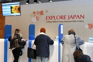 　モスクワに新設されたビザセンターで手続きをする人たち＝１２日（共同）