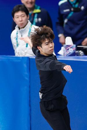 　公式練習で調整する佐藤駿。奥は日下匡力コーチ＝ミラノ（共同）