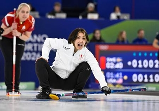 　日本-デンマーク　第１０エンド、指示を出す吉村＝コルティナダンペッツォ（共同）