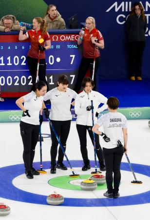 　日本-デンマーク　延長第１１エンド、作戦を練る（左から）近江谷、小谷、吉村、小野寺＝コルティナダンペッツォ（共同）