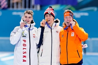 　男子１万メートルで金メダルを獲得したメトジェイ・イレク。左は銀メダルのウラジーミル・セミルニー、右は銅メダルのヨリト・ベルフスマ＝ミラノ（共同）