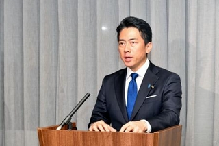 　記者会見する小泉防衛相＝１３日、ドイツ・ミュンヘン（共同）