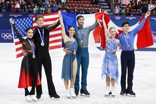 　アイスダンスの表彰式を終え、撮影に応じる銀メダルのマディソン・チョック、エバン・ベーツ組（左）、金メダルのロランス・フルニエボードリー、ギヨーム・シゼロン組（中央）＝１１日、ミラノ（共同）