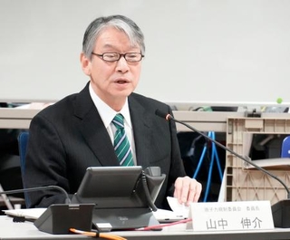 　意見交換会で発言する原子力規制委員会の山中伸介委員長＝１４日午後、鹿児島県薩摩川内市