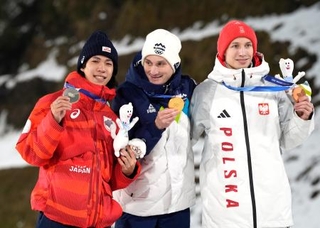 　男子個人ラージヒルで銀メダルを獲得し、笑顔の二階堂蓮。中央は優勝したドメン・プレブツ、右は３位のカツペル・トマシャク＝プレダッツォ（共同）