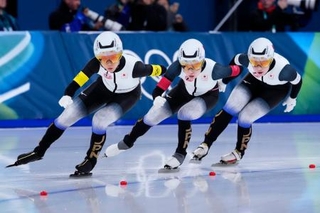 　女子団体追い抜き１回戦　滑走する（左から）高木美帆、佐藤綾乃、堀川桃香。全体２位で準決勝に進んだ＝ミラノ（共同）