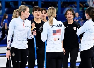 　試合終了後、米国選手と健闘をたたえ合う吉村（右から２人目）ら＝コルティナダンペッツォ（共同）